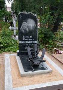 Памятник на могилу с якорем