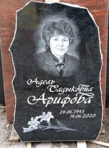 Вертикальный памятник скала из черного гранита